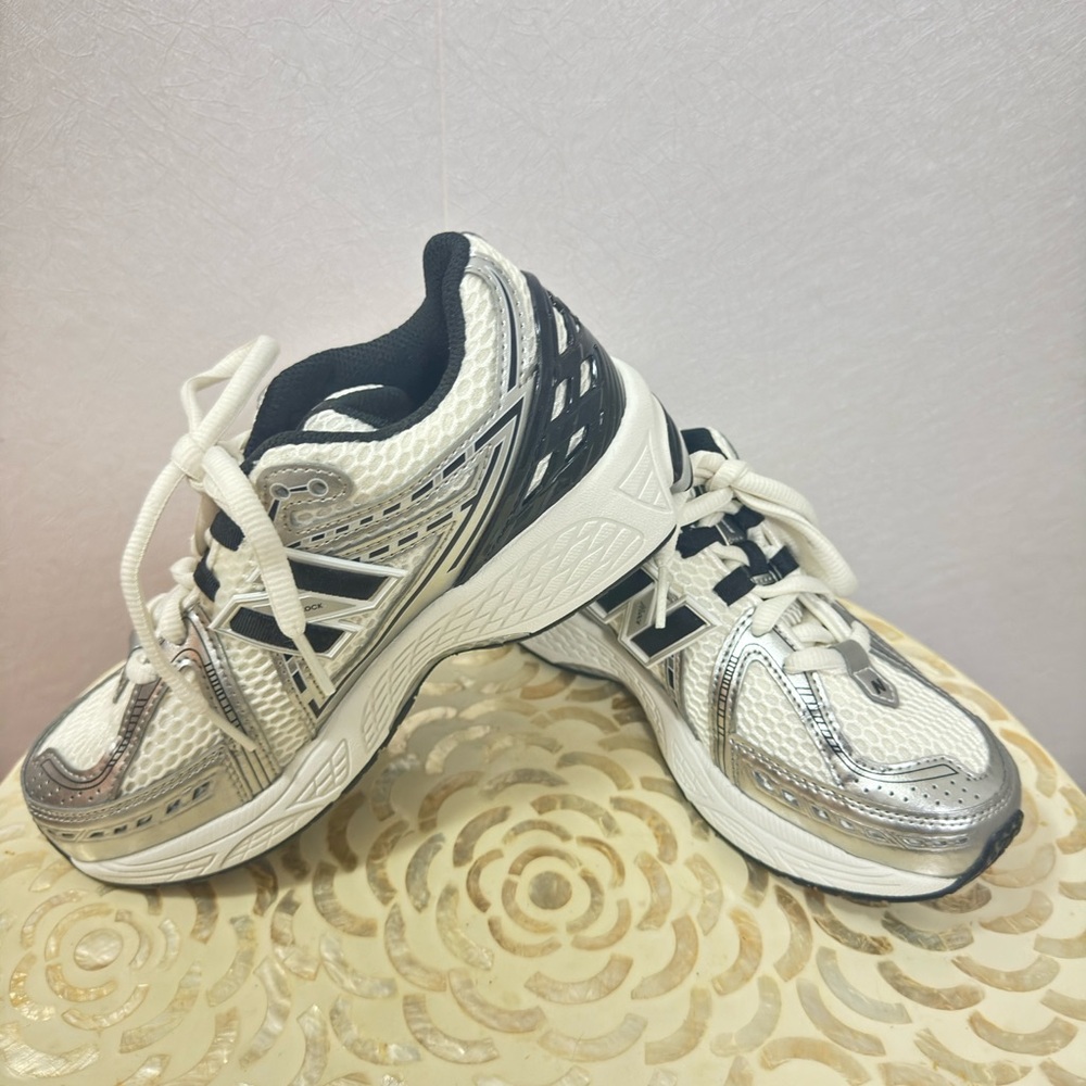 Kids Silver and Black Athletic Shoes NEW BALANCE 1906 
Size 4